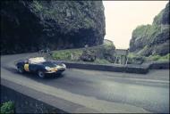 Automóvel Jaguar E Roadster (1961) do piloto Pierre Sarthou, a circular na estrada regional n.º 101, troço Porto Moniz/São Vicente, no 6.º Raid Diário de Notícias