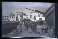 Homem a carregar burro com areia, na praia do Funchal, Freguesia da Sé, Concelho do Funchal