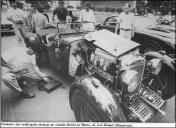 Inspeção técnica à viatura Aston Martin Le Mans (1933) do piloto José M. Albuquerque, no parque automóvel do Cine-Casino, avenida do Infante, Freguesia da Sé, Concelho do Funchal, no 3.º Raid Diário de Notícias