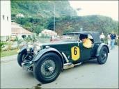 Automóvel Aston Martin Le Mans (1933) do piloto José M. Albuquerque, aproximando-se do posto de controlo da vila de São Vicente, no arranque da quarta etapa do 3.º Raid Diário de Notícias, em direção à Ribeira Brava