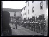 Militares em parada no pátio interior do palácio de São Lourenço durante a Revolta da Madeira, Freguesia da Sé, Concelho do Funchal