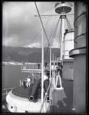 Convés de navio de guerra ancorado no porto da cidade do Funchal