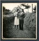 Retrato de um homem e uma mulher, num caminho rural, em local não identificado, na Ilha da Madeira