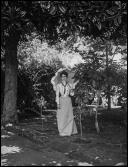 Retrato da viscondessa de Vale Paraíso, Maria da Conceição da Costa Lira, num jardim, em local não identificado