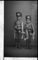 Retrato de dois meninos fantasiados de militares, filhos do capitão Leyva (corpo inteiro)