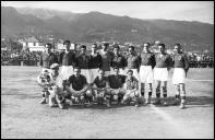 Retrato de grupo de equipa de futebol no estádio dos Barreiros (atual estádio do Marítimo), Freguesia de São Martinho, Concelho do Funchal