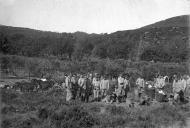 Grupo de militares do Exército português num acampamento de treino militar, em local não identificado de Portugal Continental
