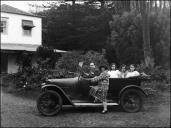 Eduardo Neves e família no seu automóvel na Quinta Vigia (atual Casino Park Hotel), Freguesia da Sé, Concelho do Funchal 