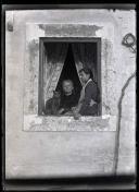 Retrato de uma mulher e uma rapariga à janela de uma casa (meio corpo)