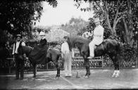 Um homem e uma mulher montados a cavalo, acompanhados de dois homens, de pé, em local não identificado do concelho do Funchal