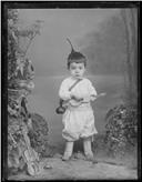 Retrato de um menino vestido de traje madeirense (corpo inteiro)