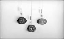 Três relógios de parede do sr. Wirth, em local não identificado, na Ilha da Madeira