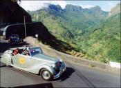 Automóvel Jaguar MK V 3.5 Cabriolet (1950) da condutora Luísa Leocock, a circular na estrada regional n.º 228, na interseção com o caminho da Central da Serra d’Água, em frente à Pousada dos Vinháticos, Freguesia da Serra de Água, Concelho de São Vicente, no 5.º Raid Diário de Notícias