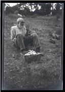 Retrato de um idoso, sentado no chão, a fumar cachimbo, em local não identificado, na Ilha da Madeira