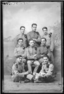 Retrato de Roberto Luís de Paiva e Cunha com Vicente Bettencourt Gomes da Silva e um grupo de seis amigos do serviço militar (corpo inteiro)