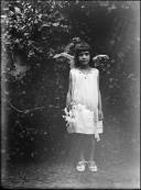 Retrato de uma menina vestida de anjo (corpo inteiro)