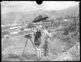 Fotógrafo acompanhado pelo seu ajudante nos arredores da cidade do Funchal