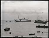 Navios a vapor na baía da cidade do Funchal