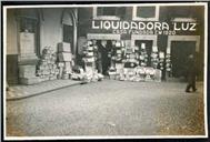 Fachada da loja "Liquidadora Luz", vendo-se artigos de vime expostos, em rua não identificada, na Ilha da Madeira