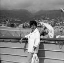 Retrato de Amália Rodrigues no convés do navio "Vera Cruz", na baía do Funchal