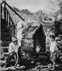 Um homem e duas crianças junto a um fontanário, Freguesia da Camacha, Concelho de Santa Cruz