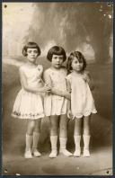 Retrato de três meninas (corpo inteiro)