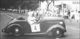 Automóvel Standard 8A Tourer (1938) do piloto António Justino Freitas, na prova de perícia do 2.º Raid Diário de Notícias, na avenida do Infante, Freguesia da Sé, Concelho do Funchal