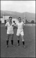 Retrato de dois futebolistas do grupo da polícia, no campo dos Barreiros (atual estádio do Marítimo), Freguesia de São Martinho, Concelho do Funchal