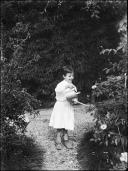 Retrato de D. Gabriela Vera de Sousa a regar roseiras no jardim (corpo inteiro)