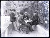 Retrato de grupo de homens a jogar às cartas no jardim da casa de residência na rua do Pombal, Freguesia de Santa Luzia, Concelho do Funchal