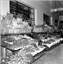 Bancadas de frutas, legumes e cestas de vime no Mercado dos Lavradores, Freguesia de Santa Maria Maior, Concelho do Funchal