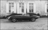 Automóvel Jaguar E Roadster (1961) de Pierre Sarthou, inscrito no 6.º Raid Diário de Notícias, fotografado em local não identificado