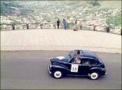 Automóvel Austin A40 (1950) do piloto Joel Ramos a passar no Miradouro Francisco Alvares Nóbrega - O "Camões Pequeno", Freguesia de Água de Pena, Concelho de Machico, no 2.º Raid Diário de Notícias