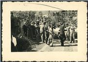 Carlos Maria dos Santos com um grupo de homens a tocar e a dançar em local não identificado