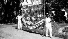 Ator britânico Terry Thomas numa rede, no jardim Municipal, Freguesia da Sé, Concelho do Funchal