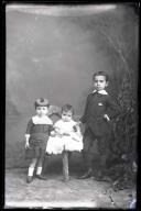 Retrato de três crianças, filhos do 1.º sargento Nóbrega (corpo inteiro)