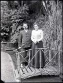 Retrato de casal num jardim (corpo inteiro)