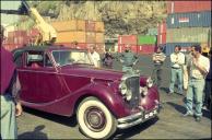 Desembarque do automóvel Jaguar MKV CAB (1950), de João Alves, participante no 6.º Raid Diário de Notícias, no porto do Funchal, Freguesia da Sé, Concelho do Funchal