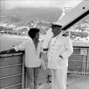 Amália Rodrigues e um membro da tripulação no convés do navio "Vera Cruz", na baía do Funchal
