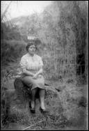 Retrato de uma mulher sentada numa rocha