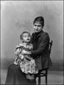 Retrato de Virgínia Rodrigues com uma criança ao colo (três quartos)