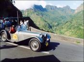 Automóvel Jaguar SS 100 3.5 (1938) do piloto António Lima, a circular na estrada regional n.º 228, na interseção com o caminho da Central da Serra d’Água, em frente à Pousada dos Vinháticos, Freguesia da Serra de Água, Concelho de São Vicente, no 5.º Raid Diário de Notícias