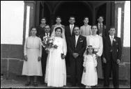 Retrato de grupo num casamento, à porta de uma igreja, em local não identificado
