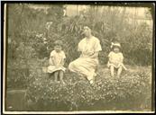 Retrato de Maria Antonieta da Silva Santos com as filhas Miriem e Aidé, num jardim