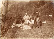 Retrato de grupo de homens durante um piquenique, em local não identificado, na Ilha da Madeira