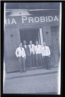 Retrato de cinco homens à porta da mercearia "Probidade", na rua dos Ferreiros, Freguesia da Sé, Concelho do Funchal