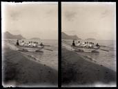 Grupo de mulheres numa canoa na praia da Ilha do Porto Santo