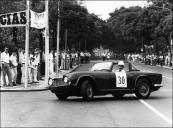Automóvel Triumph TR 4 (1962) do piloto José Sotero Gomes, na prova de perícia do 2.º Raid Diário de Notícias, na avenida do Infante, Freguesia da Sé, Concelho do Funchal
