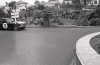 Automóvel de competição Triumph TR4, do piloto Zeca Cunha, na VII Volta à Ilha da Madeira, na rua Comandante Camacho de Freitas, vila da Ribeira Brava