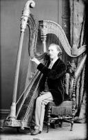 Retrato de um homem com uma harpa (corpo inteiro)
